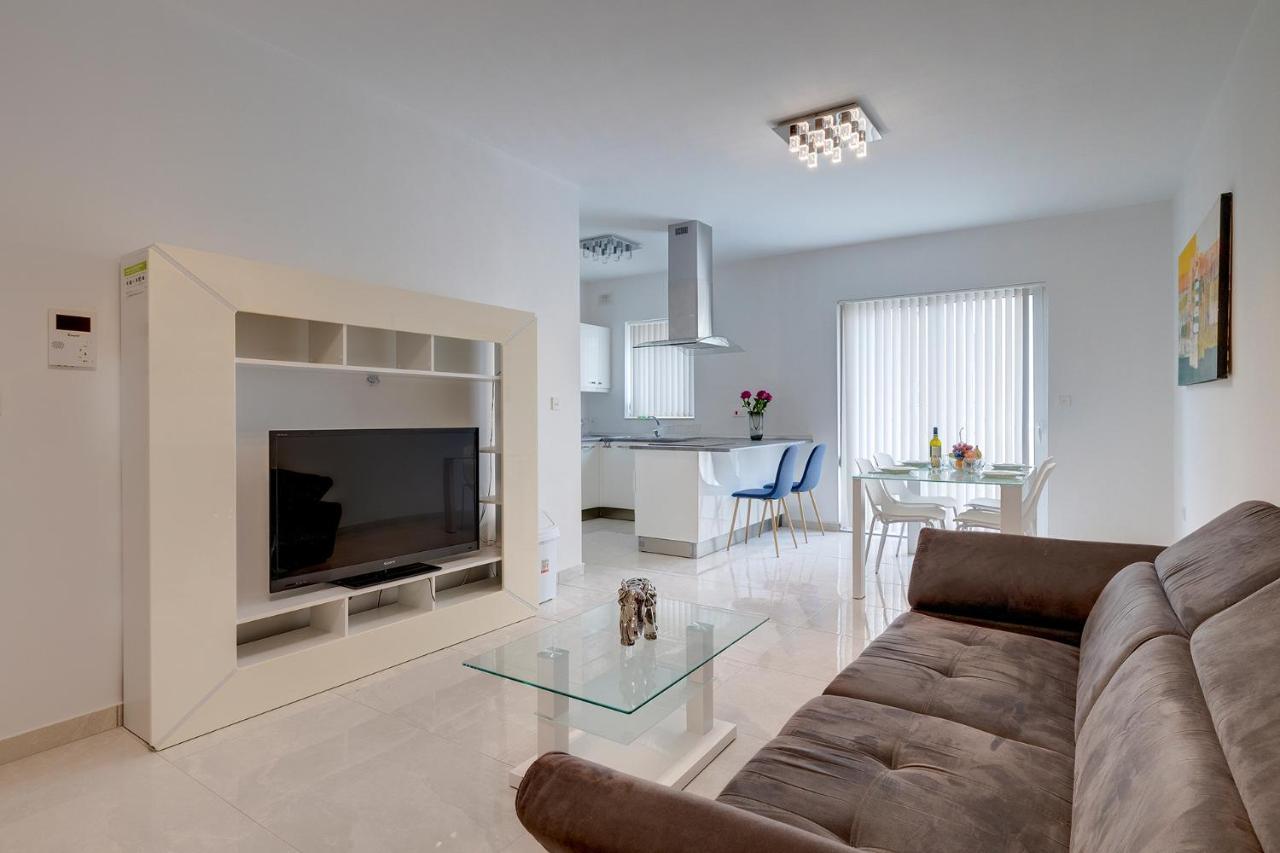 Spacious Apartment Steps To The Promenade Sliema Exteriör bild