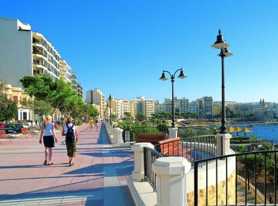 Spacious Apartment Steps To The Promenade Sliema Exteriör bild
