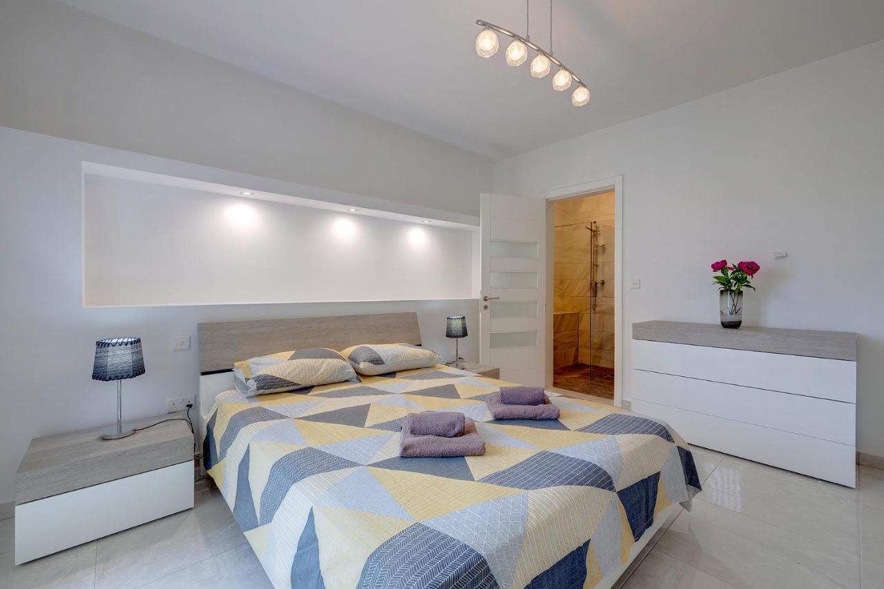 Spacious Apartment Steps To The Promenade Sliema Exteriör bild