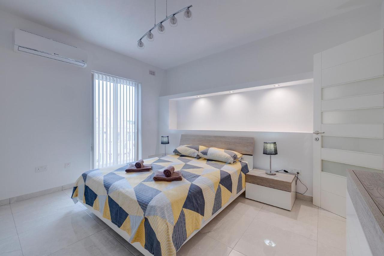 Spacious Apartment Steps To The Promenade Sliema Exteriör bild