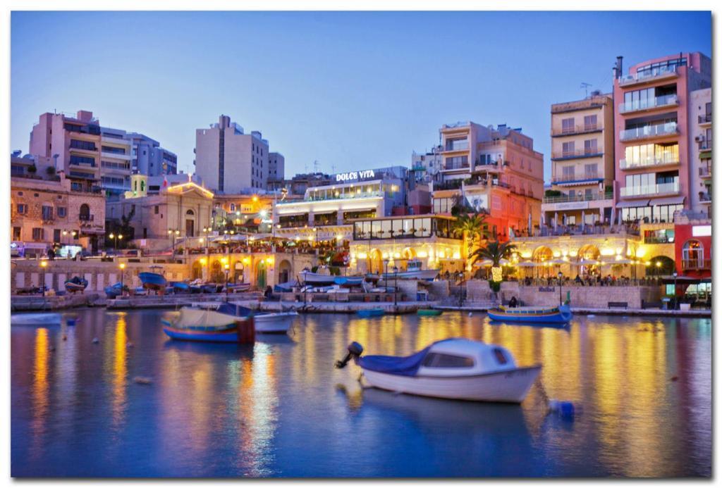 Spacious Apartment Steps To The Promenade Sliema Exteriör bild