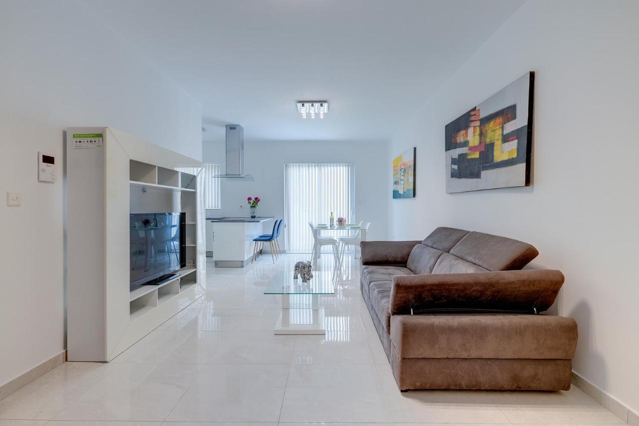Spacious Apartment Steps To The Promenade Sliema Exteriör bild